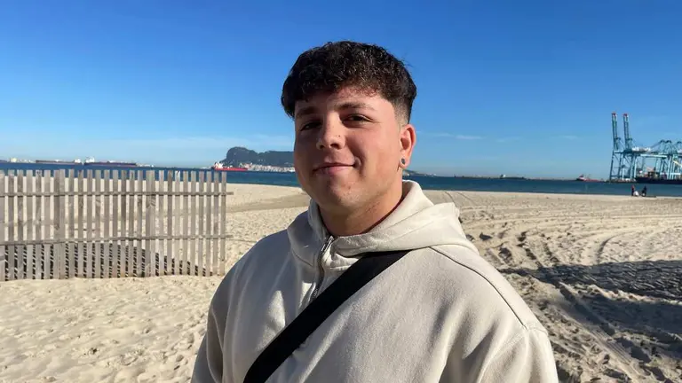 El joven artistia algecireño, en su playa de 'El Rinconcillo'