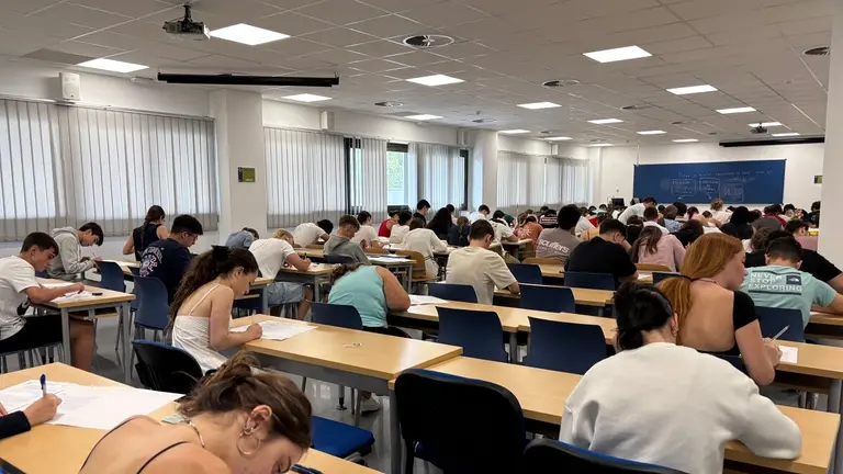 Algunos de los más de 1.400 alumnos que han iniciado este martes la PAU