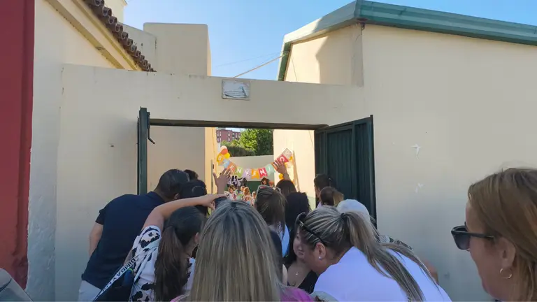 Padres y madres despidi&eacute;ndose de sus peques en la vuelta al cole