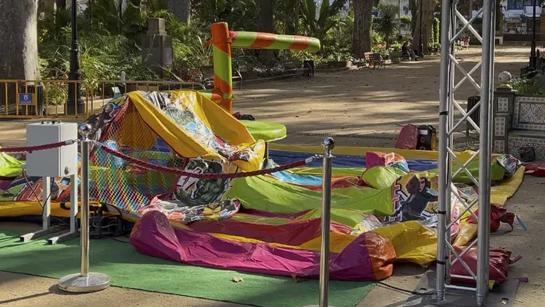 &Uacute;ltimos preparativos en el Parque Mar&iacute;a Cristina para Concierto por el Black Friday