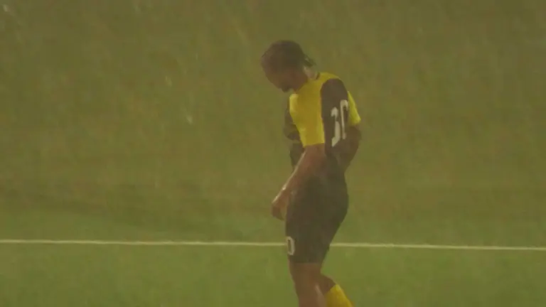 Partido disputado bajo lluvia intensa en Gibraltar durante el episodio de temporal que afecta al Estrecho.