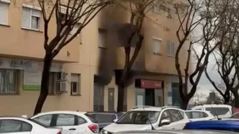 Columna de humo generada tras la explosi&oacute;n registrada en un transformador el&eacute;ctrico en la calle Susano Marcos de Algeciras.