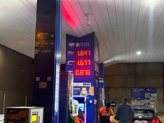 Conductores repostan en una gasolinera de la comarca ante el encarecimiento del combustible.
