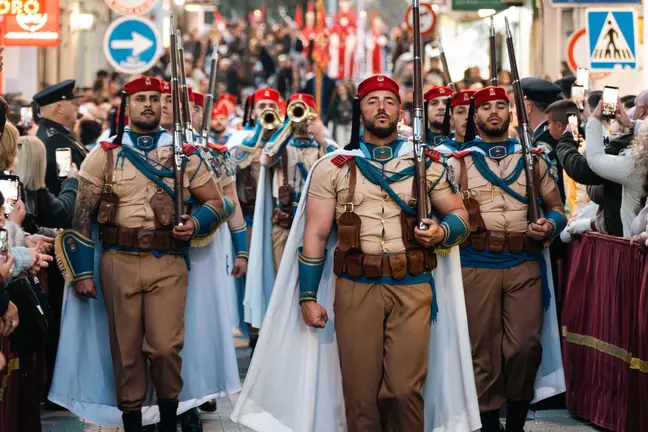 Los Regulares de Ceuta hacen vibrar Algeciras con su imponente desfile - FOTO: FJ Ben&iacute;tez