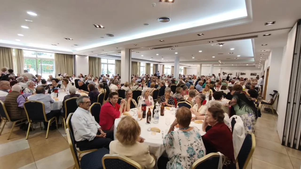 Almuerzo de mayores en la Feria de Los Barrios 18