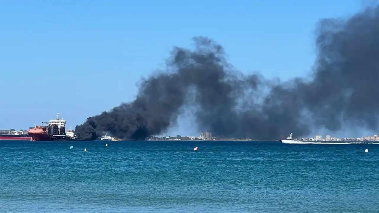 Imagen de la densa columna de humo negro visto desde El Rinconcillo