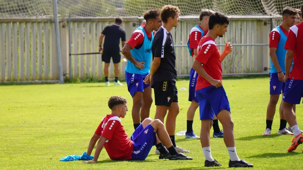 Jugadores del Algeciras, durante un entrenamiento 