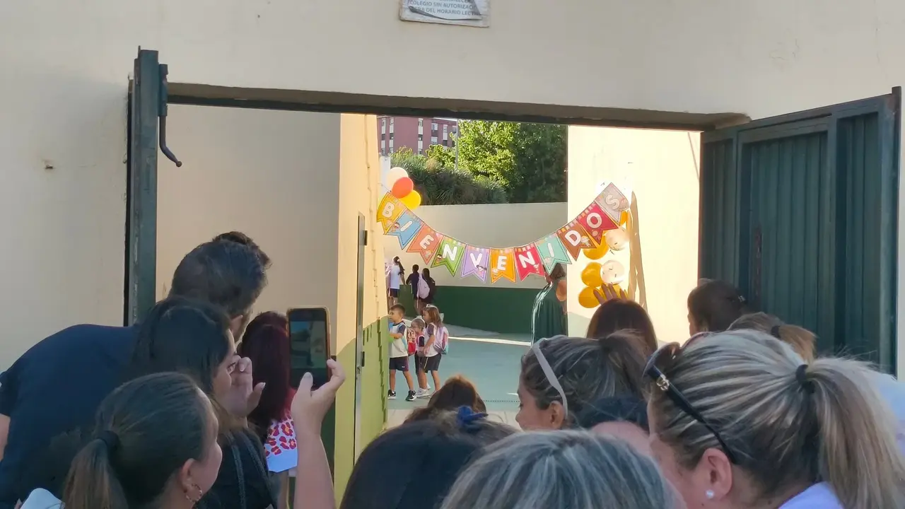 Familias despidi&eacute;ndose de sus peques