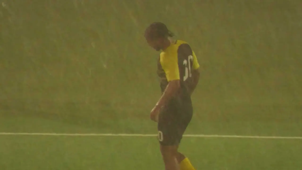 Partido disputado bajo lluvia intensa en Gibraltar durante el episodio de temporal que afecta al Estrecho.