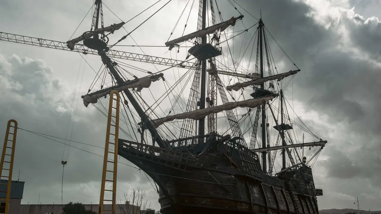 En las entra&ntilde;as del Gale&oacute;n Andaluc&iacute;a, durante su puesta a punto en New Varadero Isla Verde 04 - FOTO: FJ Ben&iacute;tez