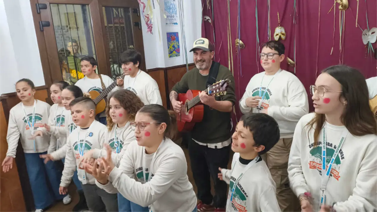 Imagen de la chiriparsa infantil &ldquo;Los Desparasitaos&rdquo;, en el escenario improvisado - FOTO: Luc&iacute;a Becerra
