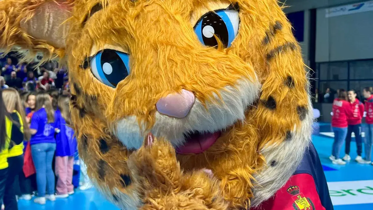 La mascota de la selecci&oacute;n espa&ntilde;ola anima al p&uacute;blico durante el encuentro entre Espa&ntilde;a y Austria en el pabell&oacute;n Ciudad de Algeciras.