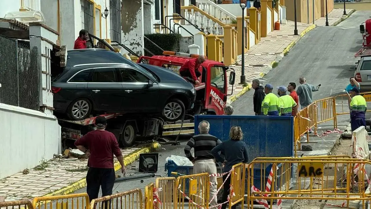 Veh&iacute;culo gr&uacute;a empotrado en el porche de una vivienda tras el accidente ocurrido en la calle Chaparros de Los Barrios.