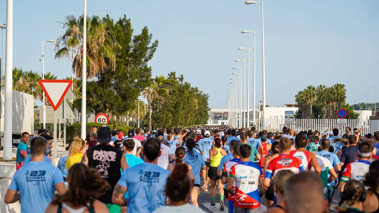 Participantes durante una edici&oacute;n anterior de la Carrera Popular del Puerto de Algeciras recorriendo el circuito urbano