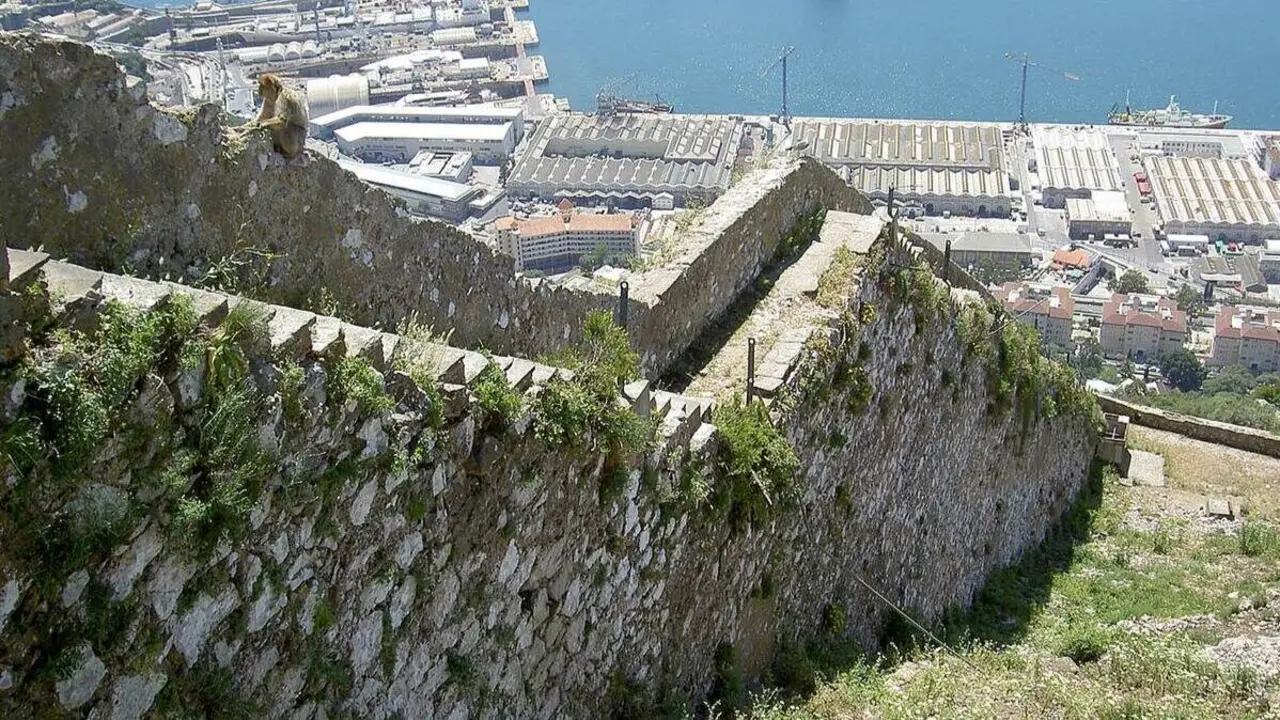 Antiguas estructuras de captaci&oacute;n de agua en la ladera oriental de Gibraltar.