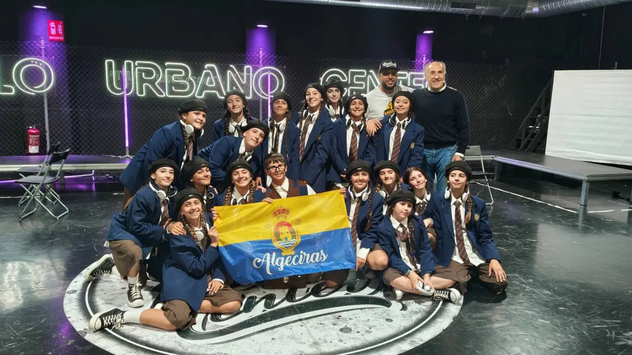 El equipo de Stylo Urbano posa con la bandera de Algeciras antes de viajar a Oporto - FOTO: FJ Ben&iacute;tez