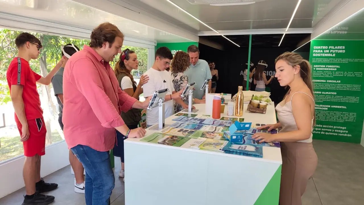 Escolares y visitantes participan en las actividades educativas del Educa Bus durante su estancia en Algeciras
