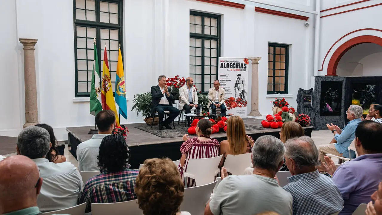 Pep&iacute;n Liria y Jos&eacute; Luis L&oacute;pez Gu&iacute;o durante la tercera sesi&oacute;n de las XXXIX Jornadas Taurinas Ciudad de Algeciras - FOTO: FJ Ben&iacute;tez