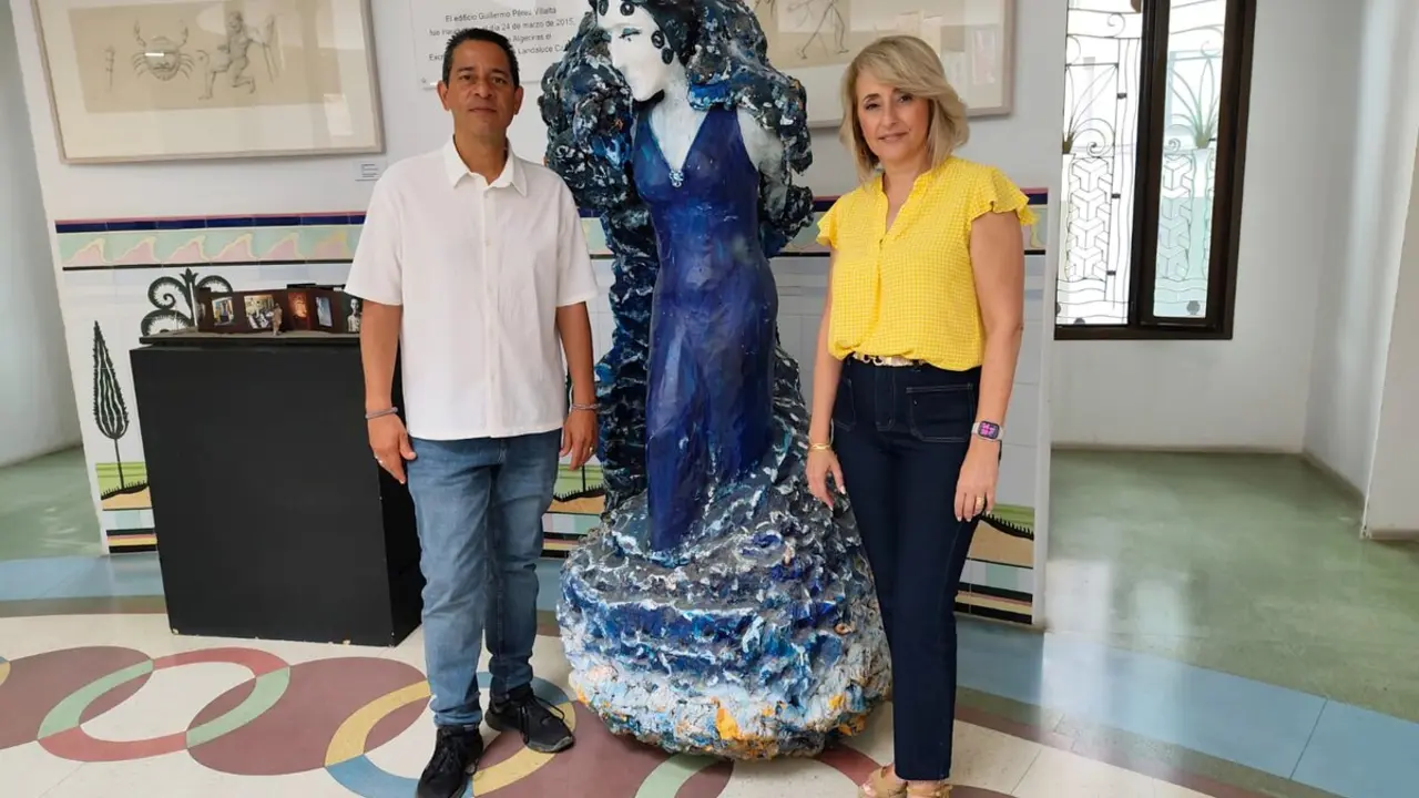 Representantes municipales y de la Sociedad del Cante Grande durante la preparaci&oacute;n de la pr&oacute;xima Palma de Plata.