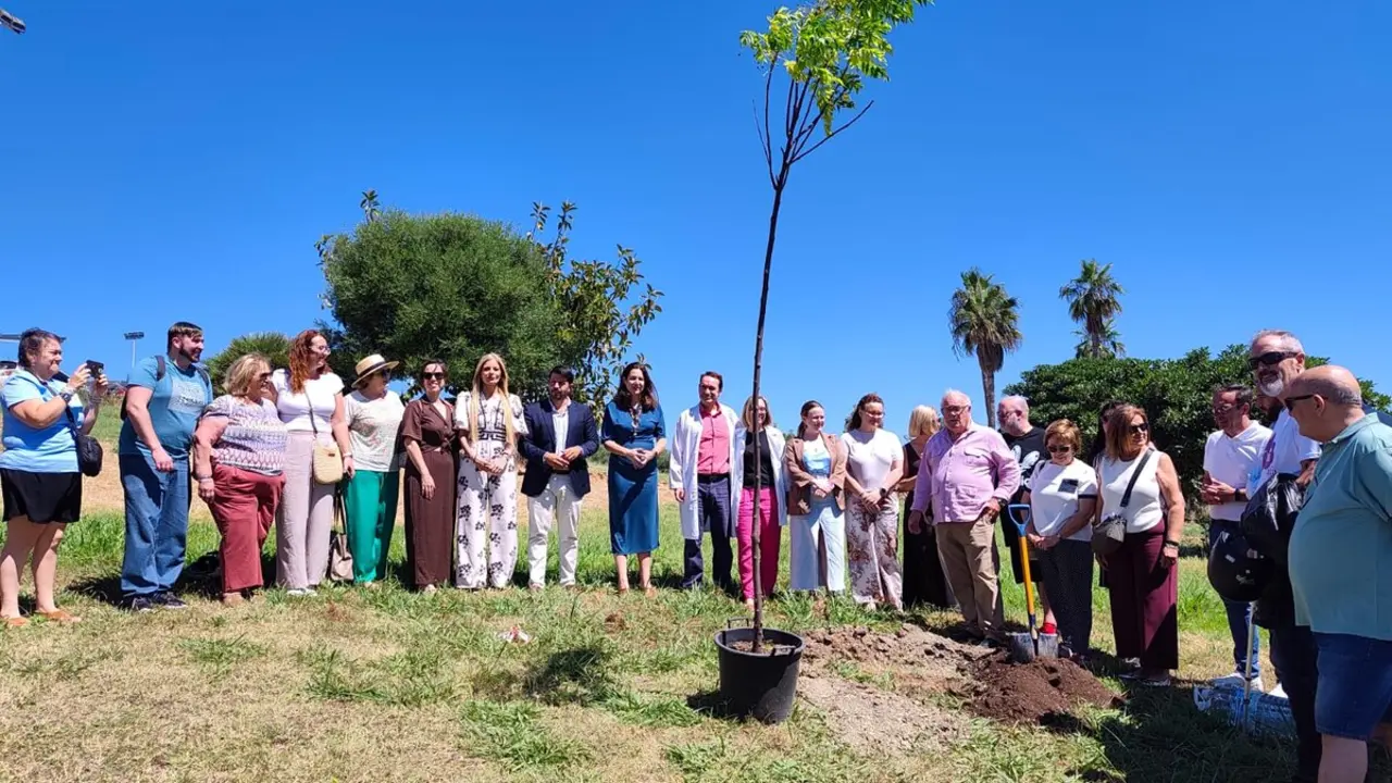 Participantes en el acto de plantaci&oacute;n del nuevo &aacute;rbol conmemorativo en el Parque de la Vida de Algeciras