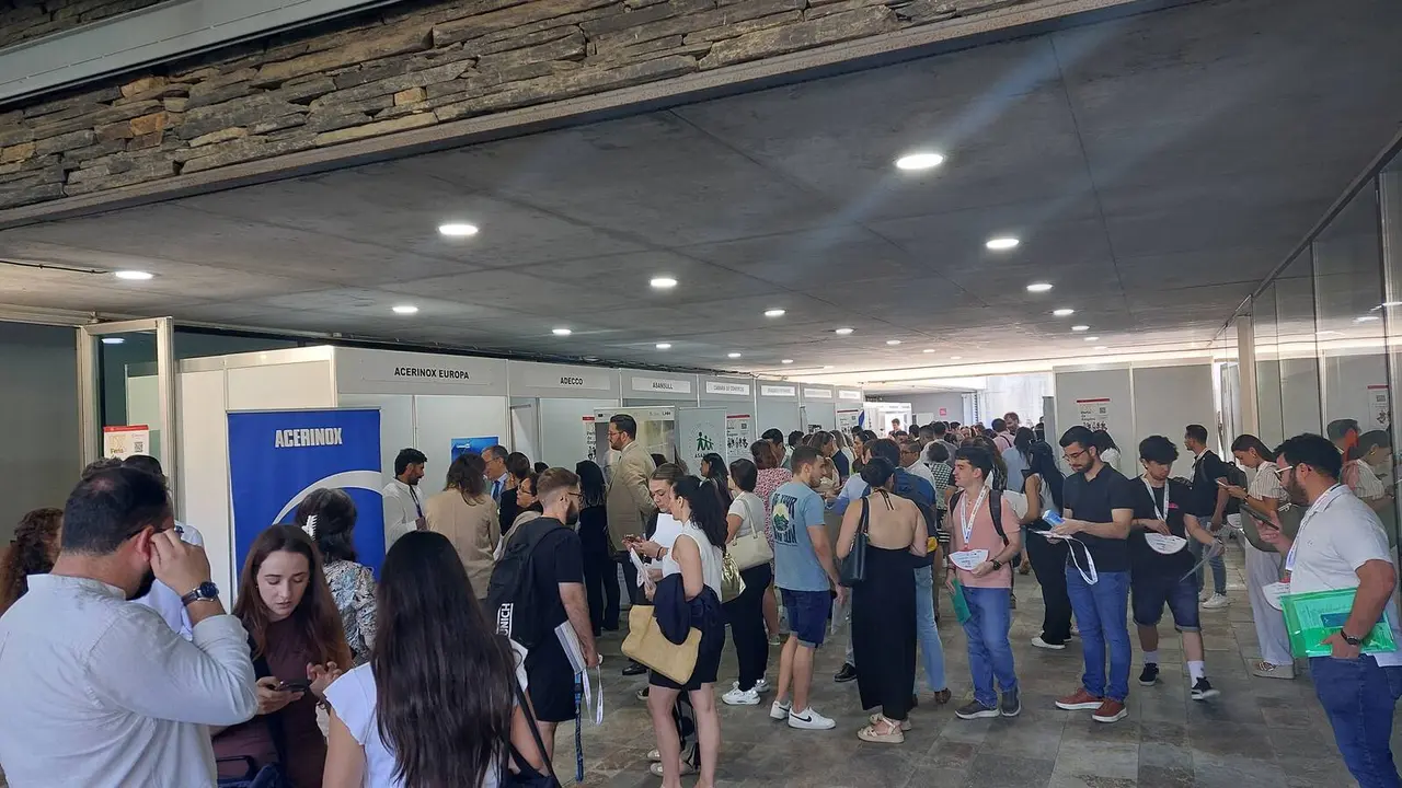 Asistentes durante una de las anteriores ediciones de la Feria de Empleo organizada por la C&aacute;mara de Comercio