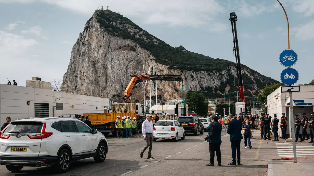 El Gobierno de Gibraltar y el Ayuntamiento de La L&iacute;nea trabajar&aacute;n conjuntamente para reducir las retenciones en la frontera durante la semana de feria - FOTO: FJ Ben&iacute;tez