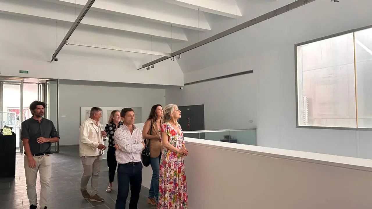 Representantes institucionales durante la visita al renovado museo del Conjunto Arqueol&oacute;gico de Baelo Claudia