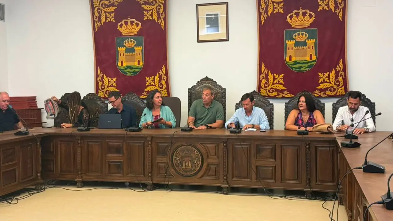 Reuni&oacute;n entre responsables de la Junta, el Ayuntamiento y empresarios del pol&iacute;gono El Zabal para analizar las obras de la A-383