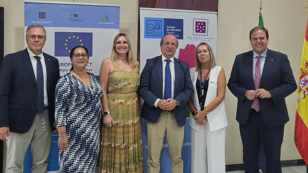 Representantes institucionales durante la visita del director de la Representaci&oacute;n de la Comisi&oacute;n Europea en Espa&ntilde;a a Europe Direct Campo de Gibraltar