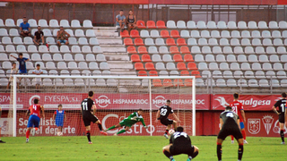 Momento en el que el portero del Algeciras, Lucho Garc&iacute;a, ataja el penalti lanzado por el sevillista Isra
