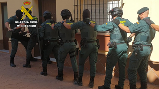 Agentes de la Benem&eacute;rita durante una operaci&oacute;n llevada a cabo en la zona. FOTO DE ARCHIVO: Guardia Civil