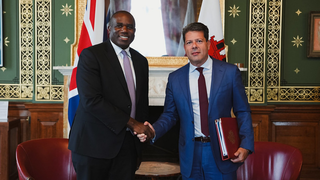 David Lammy y Fabian Picardo estrechan sus manos tras la reunión mantenida en Londres