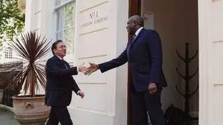 El saludo entre Lammy y Albares, antes del inicio de su reunión en Londres de este lunes