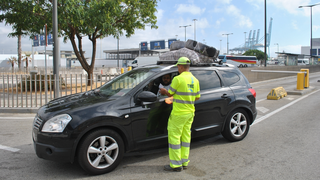 El conductor de un vehículo recibe instrucciones por parte de un asistente de TME en el puerto de Algeciras 