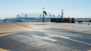 Pista principal del helipuerto de Algeciras, que será objeto de mejoras por más de 230.000 euros. FOTO: AENA