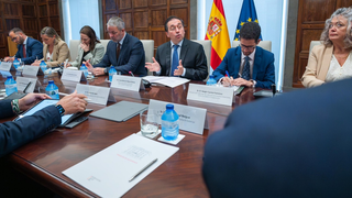 El ministro Albares toma la palabra en presencia de los representantes de la comarca y la Junta
