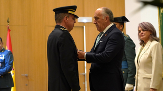 Imposición de la condecoración por parte del alcalde al superintendente, Ángel Gutiérrez