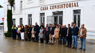 Integrantes de la corporación municipal sanroqueña, durante el minuto de silencio en ruedo de las víctimas