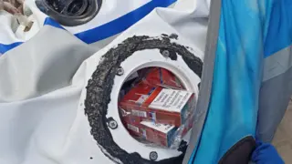 Parte del tabaco incautado en el interior del flotador