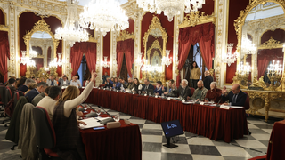 Manos arriba (o abajo) para votar una de las mociones en el pleno de Diputación de este miércoles