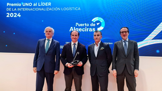 Gerardo Landaluce posa con el galardón concedido al puerto que preside