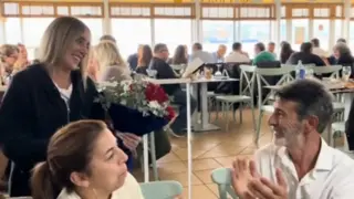 Trini muestra el ramo de flores, regalo de Pepe Pela Palmeras