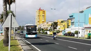 Uno de los autobuses que circula por la localidad linense. FOTO - Socibus