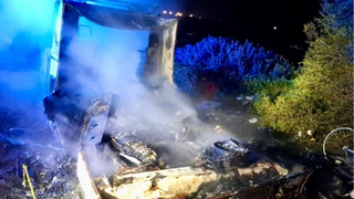 Imagen del estado en el que quedó la autocaravana. FOTO - Consorcio de Bomberos Cádiz