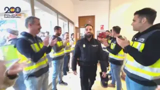 Fran es aplaudido por sus compañeros en el regreso a la comisaría algecireña