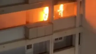 Las llamas salen por uno de los balcones de la vivienda afectada. FOTO - Vídeo de la Royal Police