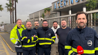 Los siete integrantes del sindicato ATA, a las puertas de Acerinox