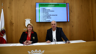 Ruiz Boix, junto a la concejal de Igualdad y Asuntos Sociales, Eva Leticia Gil,