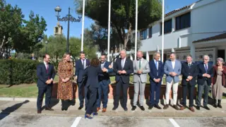 La ministra saluda al alcalde de La L&iacute;nea, Juan Franco