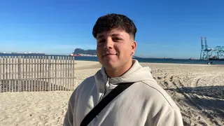 El joven artistia algecireño, en su playa de 'El Rinconcillo'